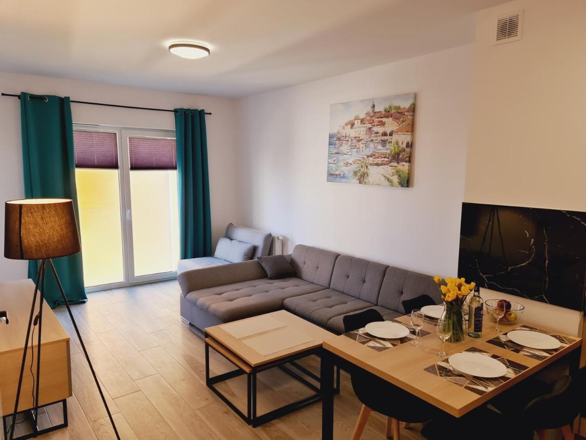 5d Fredry 2/36 Apartment *